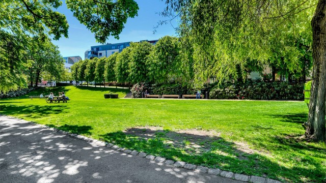 Det er flotte turmuligheter i nabolaget med parker, turstier eller i bybildet