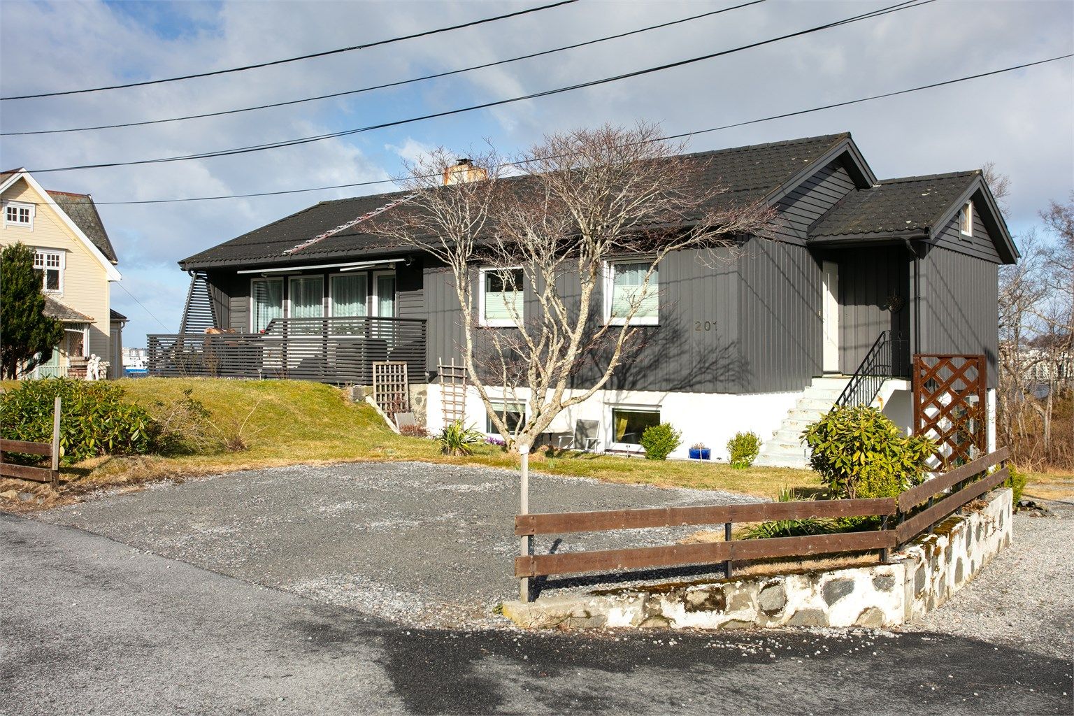 Fasade mot syd med ekstra opparbeidet parkeringsplass