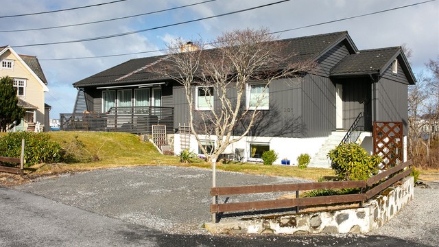 Fasade mot syd med ekstra opparbeidet parkeringsplass