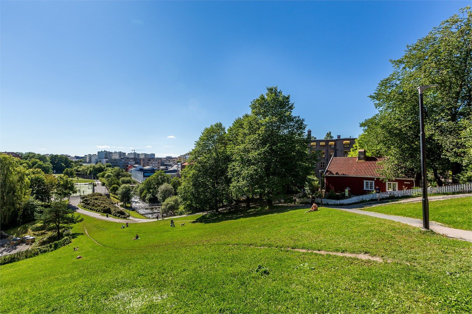 Akerselva er like ved. Hos Hønse-Lovisa et par minutter fra leiligheten kan du kjøpe vafler på søndager.