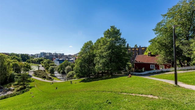 Akerselva er like ved. Hos Hønse-Lovisa et par minutter fra leiligheten kan du kjøpe vafler på søndager.
