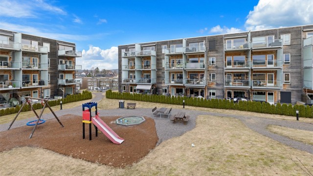 Sameiet har hyggelige fellesarealer som er pent opparbeidet med plener, singlede adkomststuer og hyggelig lekeplass for de små. Foto: Digit Media AS v/Jørgen Sørebø