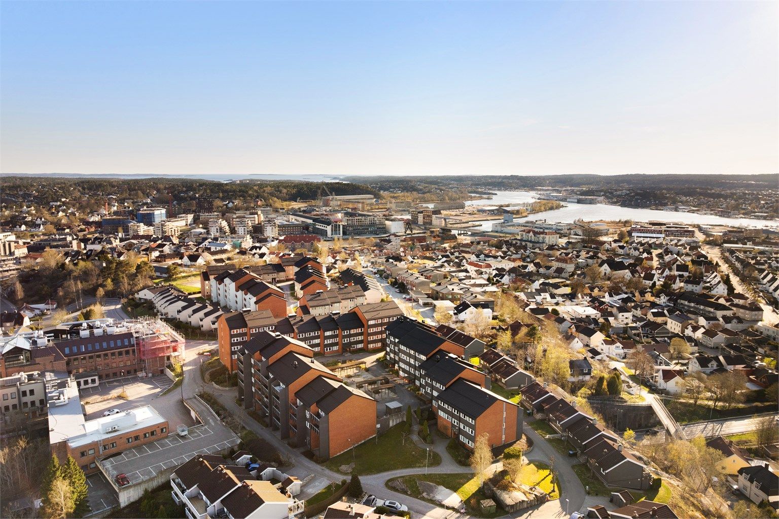 Alle byens tilbud og fasiliteter er lett tilgjengelig. Til sentrumskjernen tar det ikke mer enn fem minutter til fots.