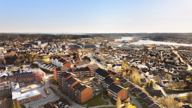 Alle byens tilbud og fasiliteter er lett tilgjengelig. Til sentrumskjernen tar det ikke mer enn fem minutter til fots.