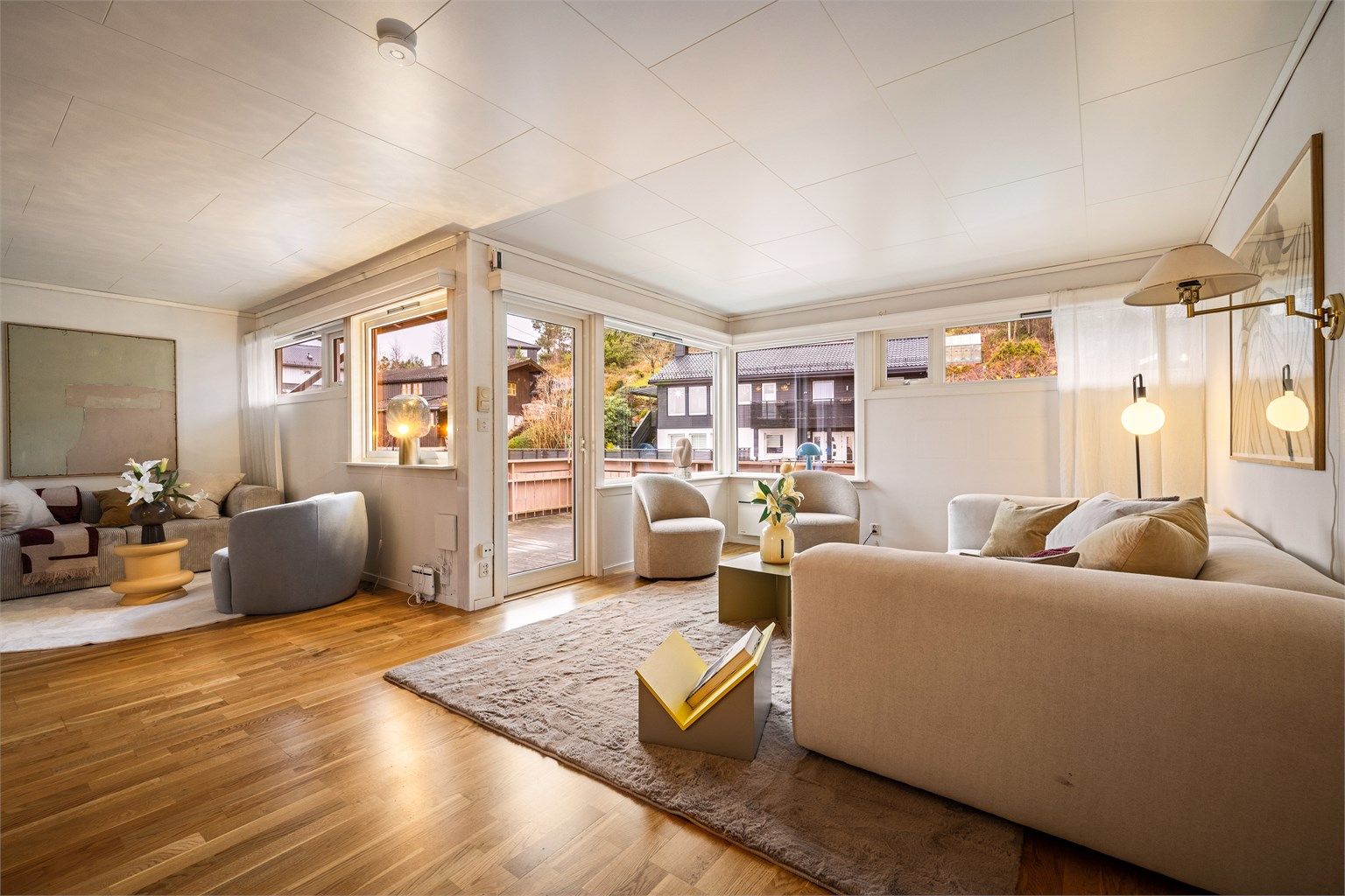 - Romslig stue på hele 43 kvm som ble pusset opp i år 2000. I flere tilsvarende hus i borettslaget er del av stue gjort om til soverom/kontor. -