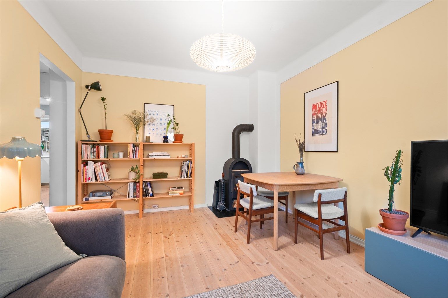 Det er en god planløsning som består av entré, soverom, bad, samt kjøkken og stue i tillegg til en balkong med utgang fra stuen.