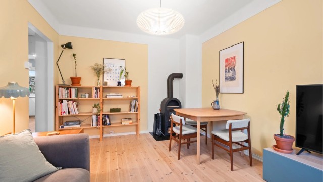 Det er en god planløsning som består av entré, soverom, bad, samt kjøkken og stue i tillegg til en balkong med utgang fra stuen.