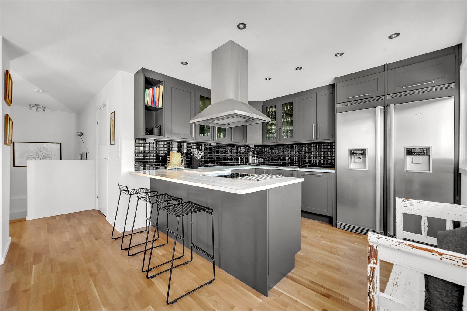 Det er rikelig med oppbevaringsplass i både skuffer og skap. Den gode benkeplassen gjør matlagingen enkel