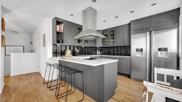 Det er rikelig med oppbevaringsplass i både skuffer og skap. Den gode benkeplassen gjør matlagingen enkel