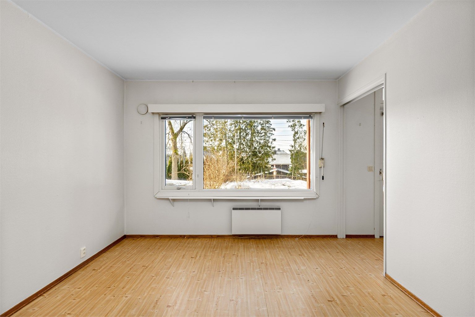 Stuen har hyggelig utsyn mot sameiets arealer