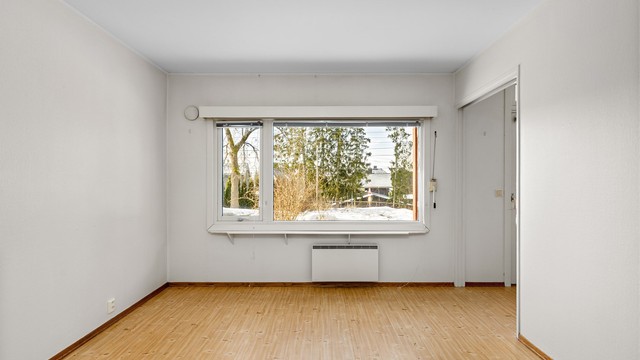 Stuen har hyggelig utsyn mot sameiets arealer