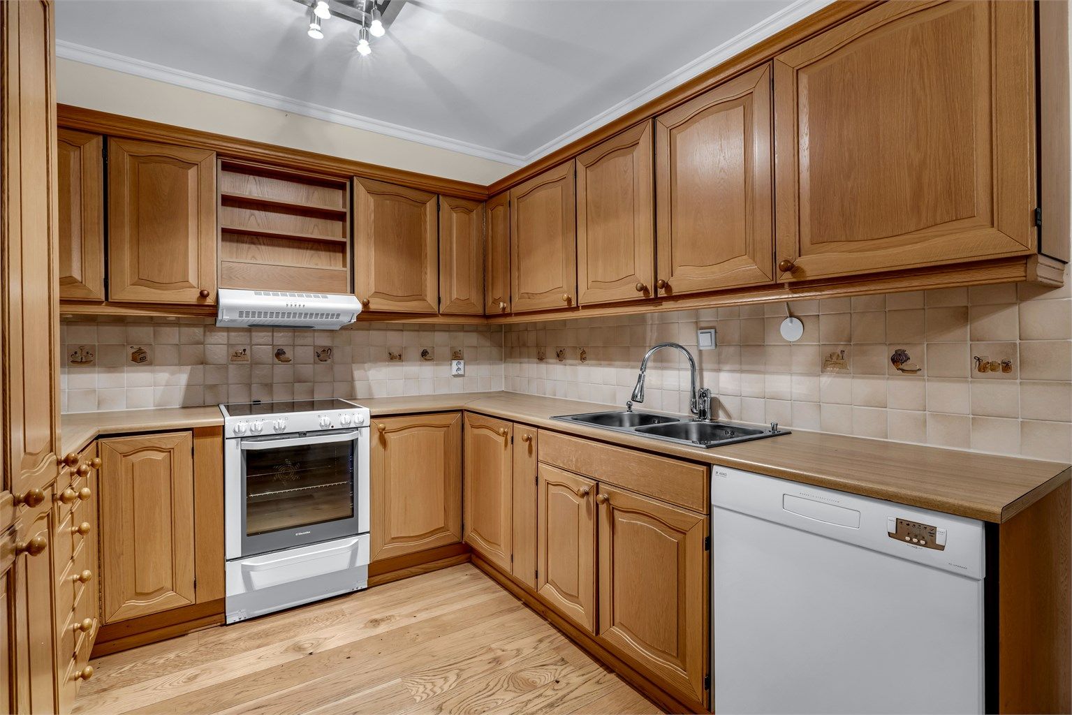 Kjøkkenet ligger i delvis åpen løsning mot stuen.