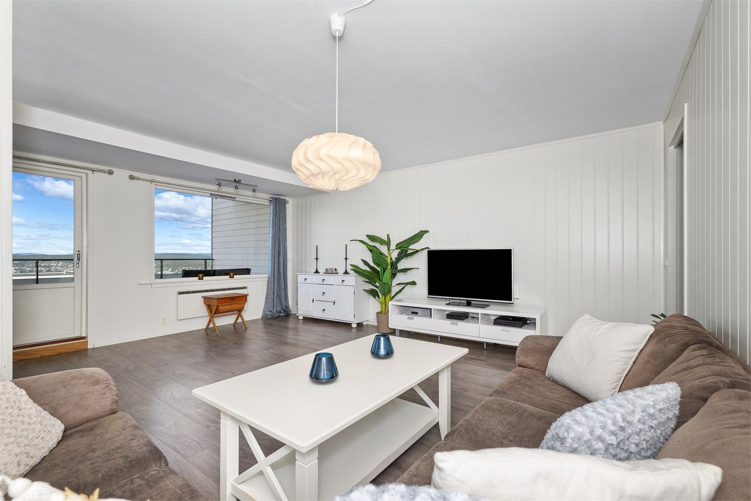Stuen er romslig med plass til en stor sofagruppe.