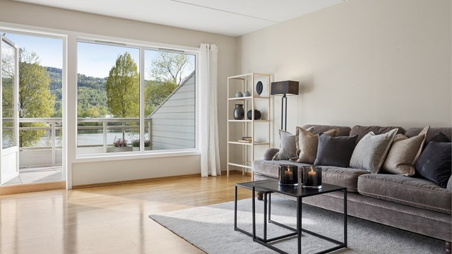 Den nye terrassedøren fra 2022 rammer inn utsikten mot vannet.