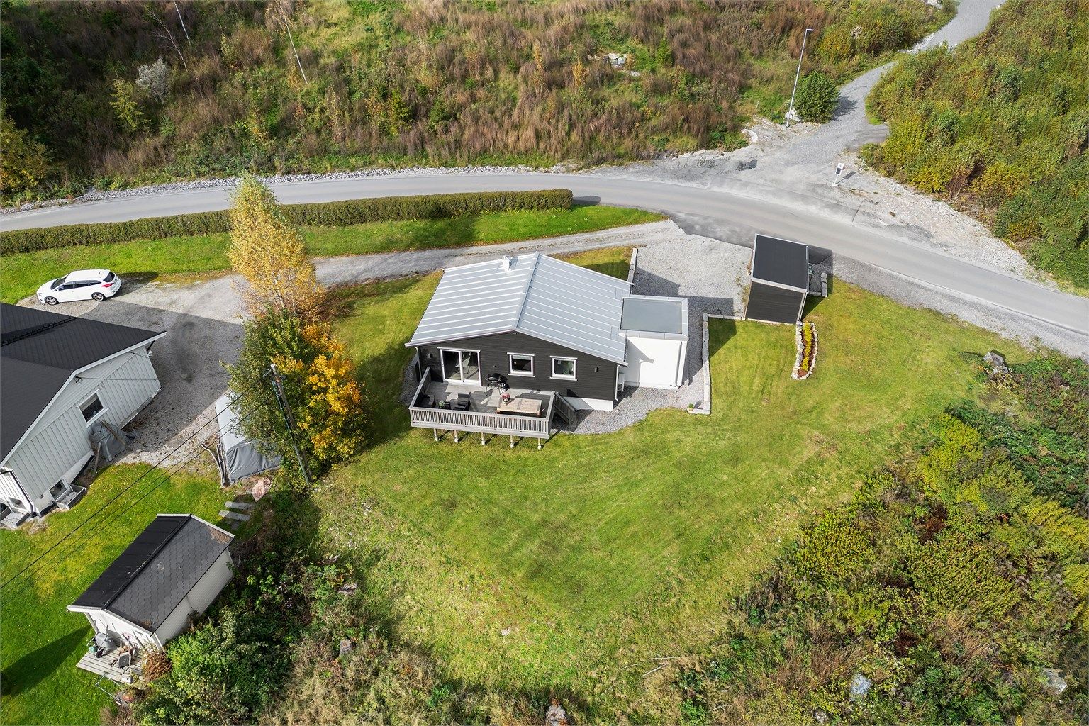 En fullrenovert enebolig med alt på ett plan, marka som nærmeste nabo og flere, store oppgraderinger gjort de siste årene.