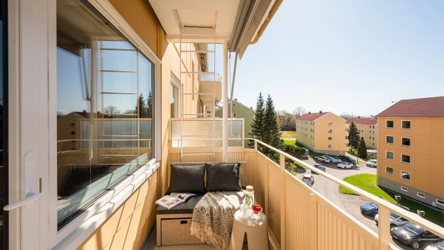 Traverveien 26 har en flott beliggenhet og idyllisk utsikt fra balkongen
