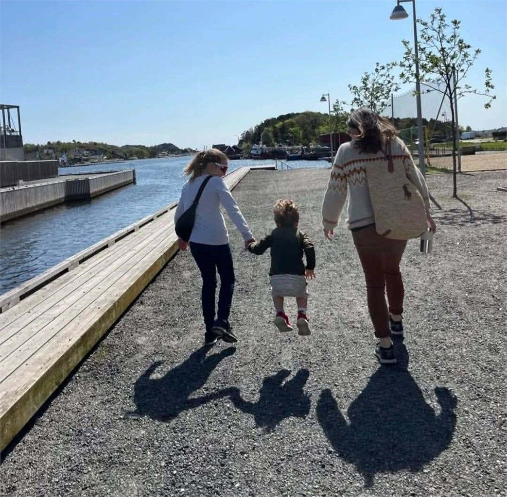 Her er det bare å ta håndkle under armen og spasere ned og ta et bad - Nærmeste badeplass ligger under 1 minutt unna utgangsdøren