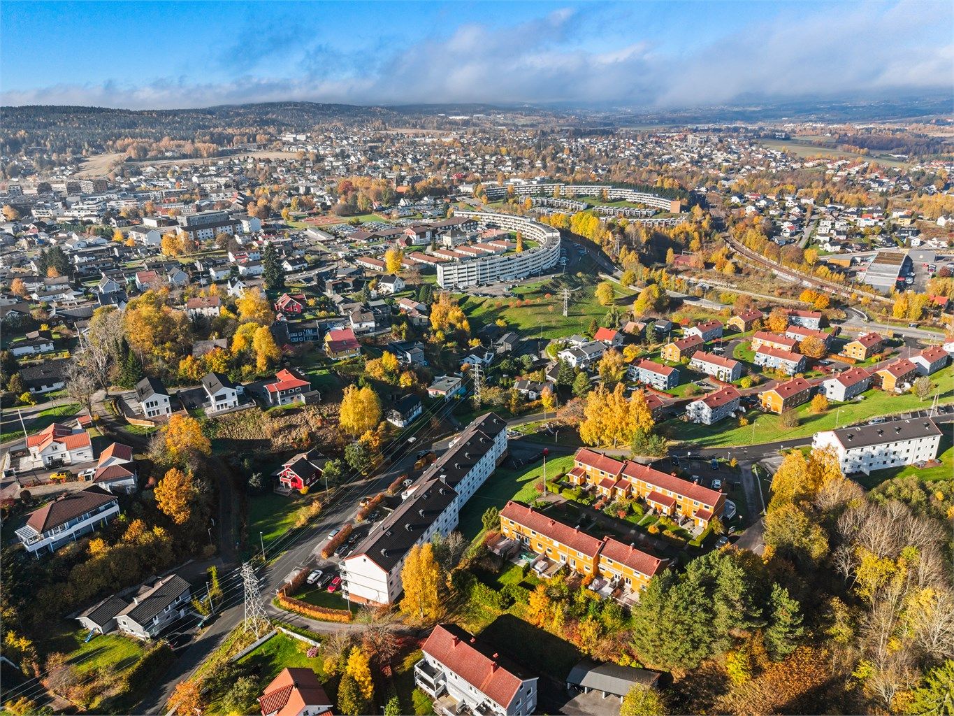 Nærområdet byr på rolige villa- og boligkvartaler med kort vei til skoler og barnehager. 
