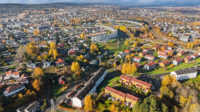 Nærområdet byr på rolige villa- og boligkvartaler med kort vei til skoler og barnehager.