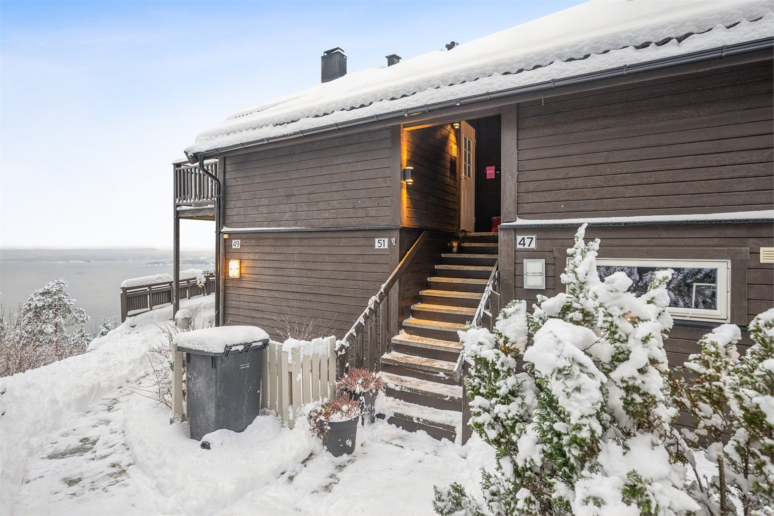 Leiligheten ligger i byggets 2. etasje med utvendig adkomst via felles trappegang. 
