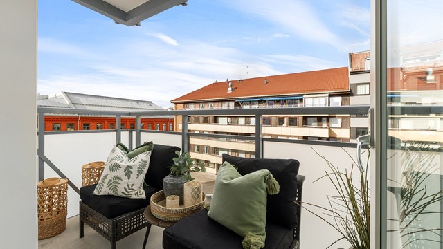 Balkongen har rekkverk i metall og glass og fin plass til utemøbler.
