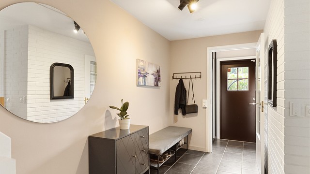 Entréen gir et ryddig og innbydende førsteinntrykk, med god plass og praktiske fliser på gulv. Entrédøren har glassfelt som slipper dagslys inn i gangen, og yttergangen kan lukkes av mot resten av boligen.