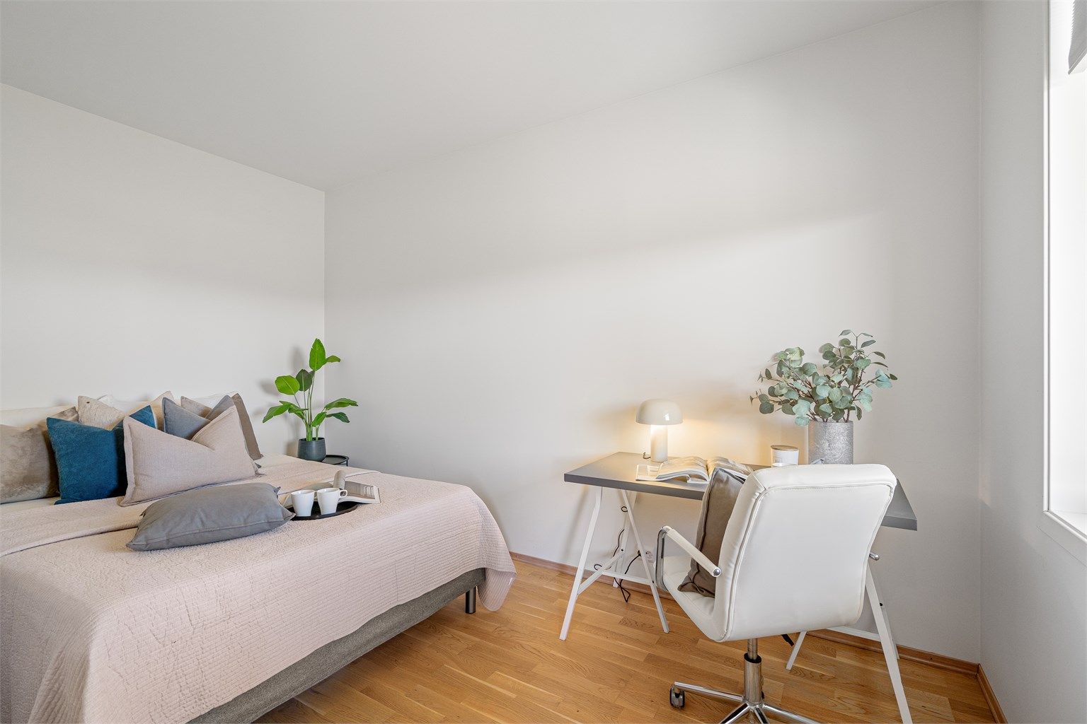 Soverom er av god størrelse med plass til dobbeltseng, garderobeskap, nattbord. 