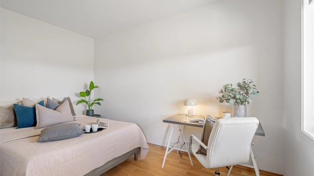 Soverom er av god størrelse med plass til dobbeltseng, garderobeskap, nattbord.