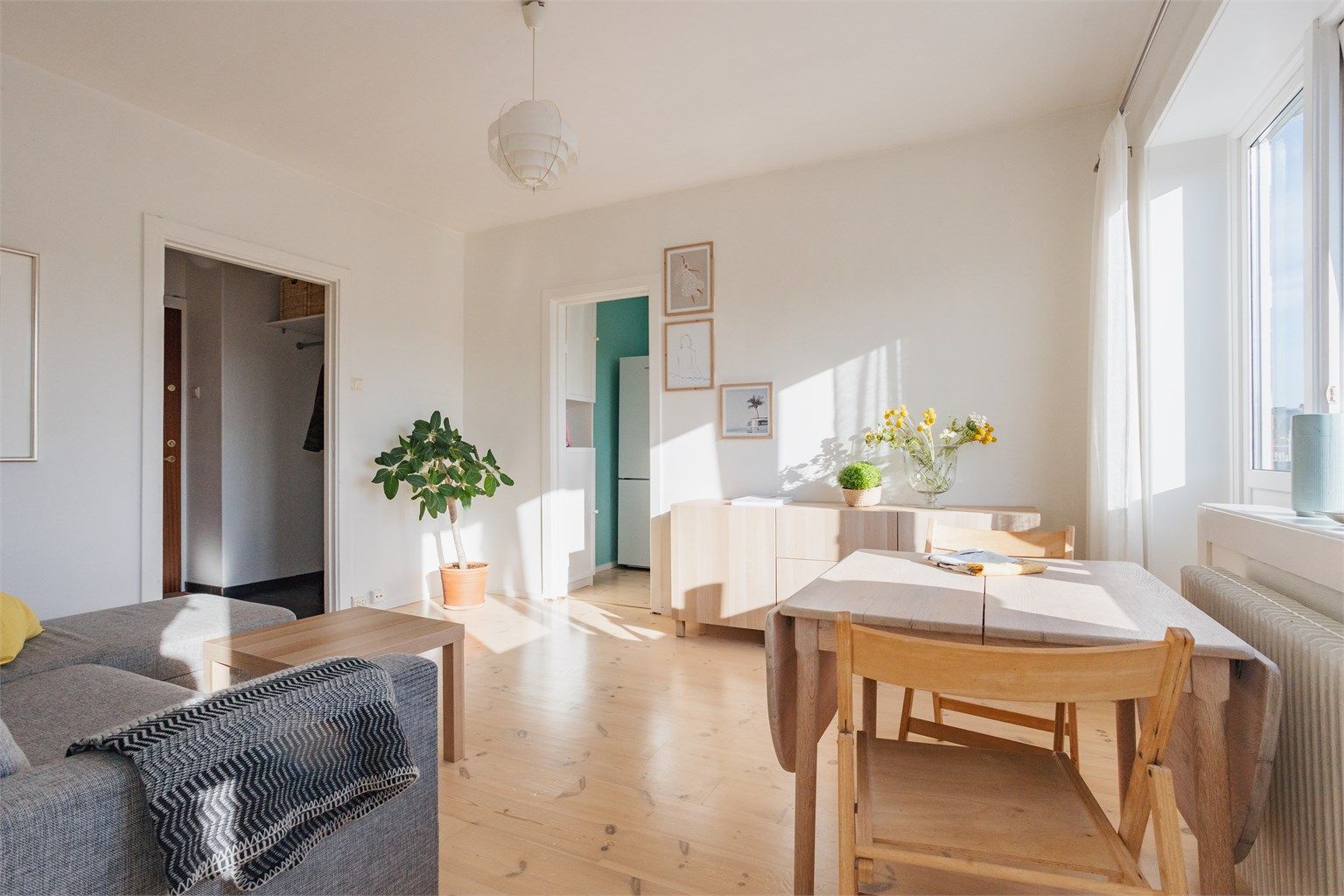 Her er det god plass til både sofagruppe og spiseplass. 