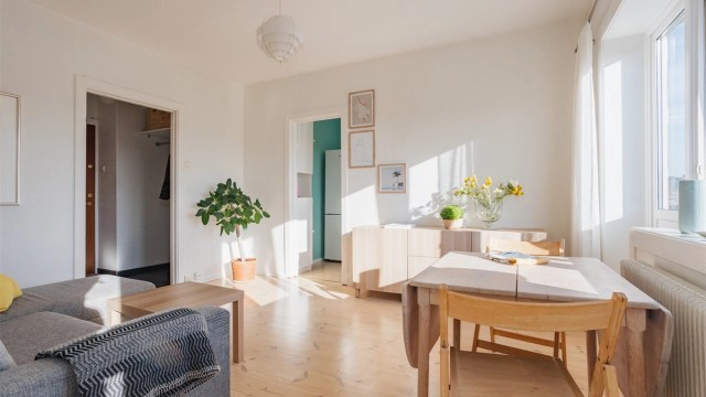 Her er det god plass til både sofagruppe og spiseplass.