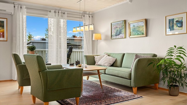 Stuen i 2 etg. oppleves som romslig med supert lysinnfall og innbyr til flere mulige møbleringsmuligheter. Lyse fargetoner er valgt og det er montert en luft til luft varmepumpe som gir energiøkonomisk oppvarming til etasjen.
