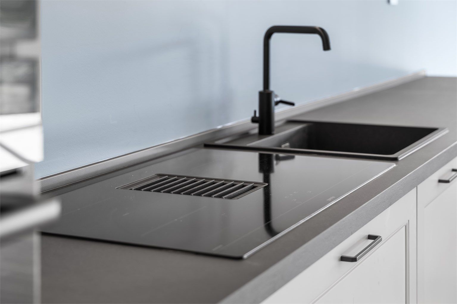 Moderne platetopp med integrert ventilator.