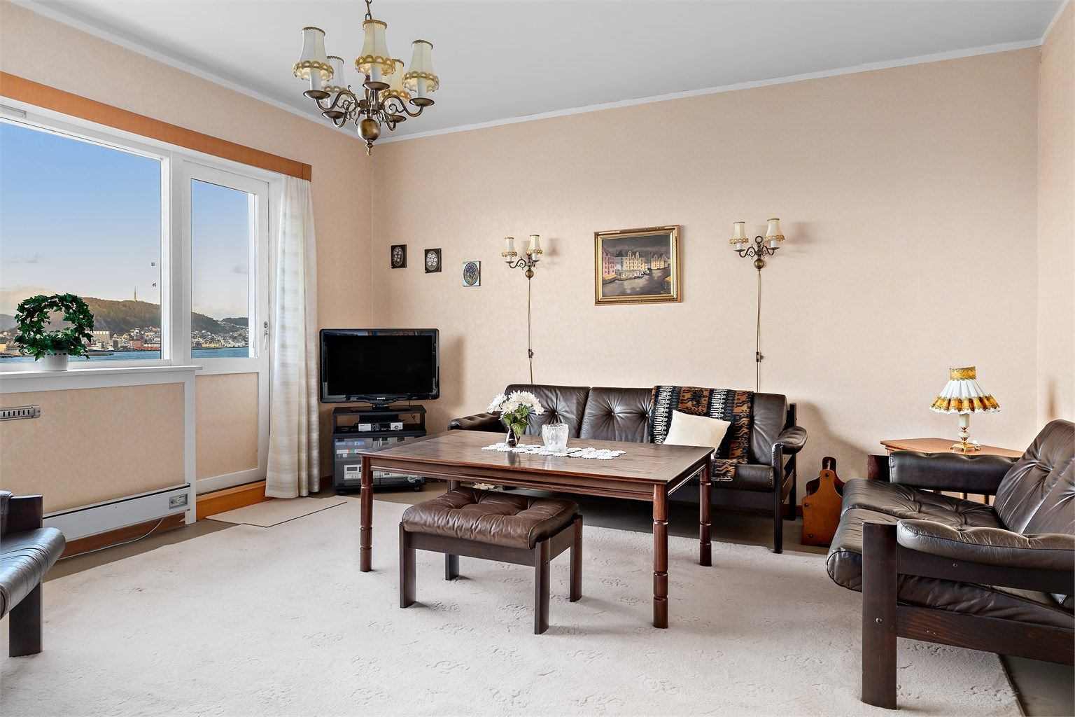 Stuen har store vindusflater mot nord som gir godt med naturlig lysinnslipp og sjarmerende utsikt mot Ålesund by og Fjellstua