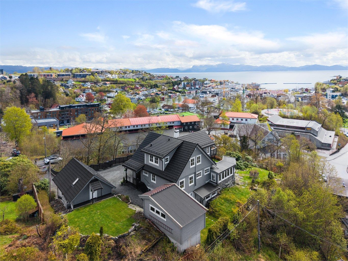 Fantastisk beliggenhet på toppen av Oshaugen med praktfull utsikt og de beste solforhold