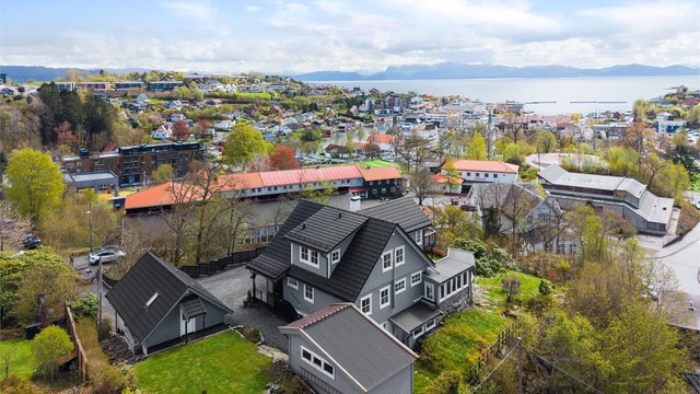 Fantastisk beliggenhet på toppen av Oshaugen med praktfull utsikt og de beste solforhold