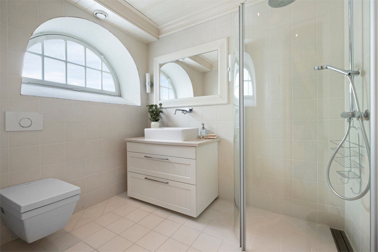 Badet i underetasjen ble oppgradert i 2009 og har flislagt gulv med vannbåren varme