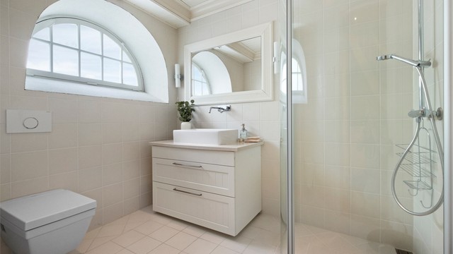 Badet i underetasjen ble oppgradert i 2009 og har flislagt gulv med vannbåren varme