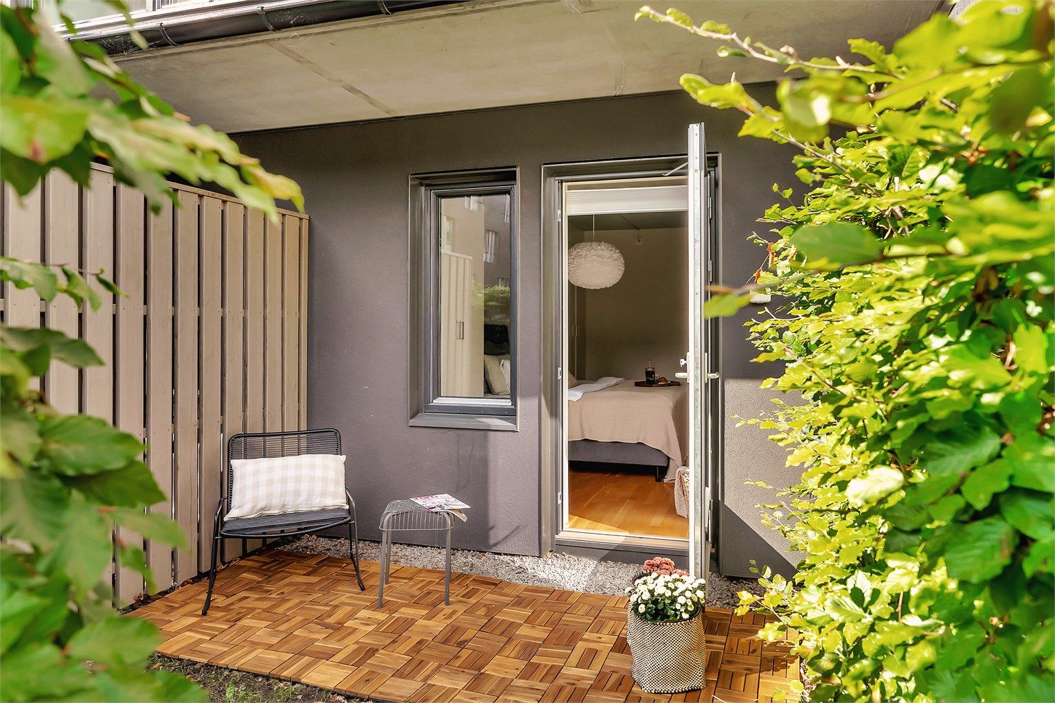 Uteplassen har god plass til sittegruppe og er perfekt til å nyte morgenkaffen.