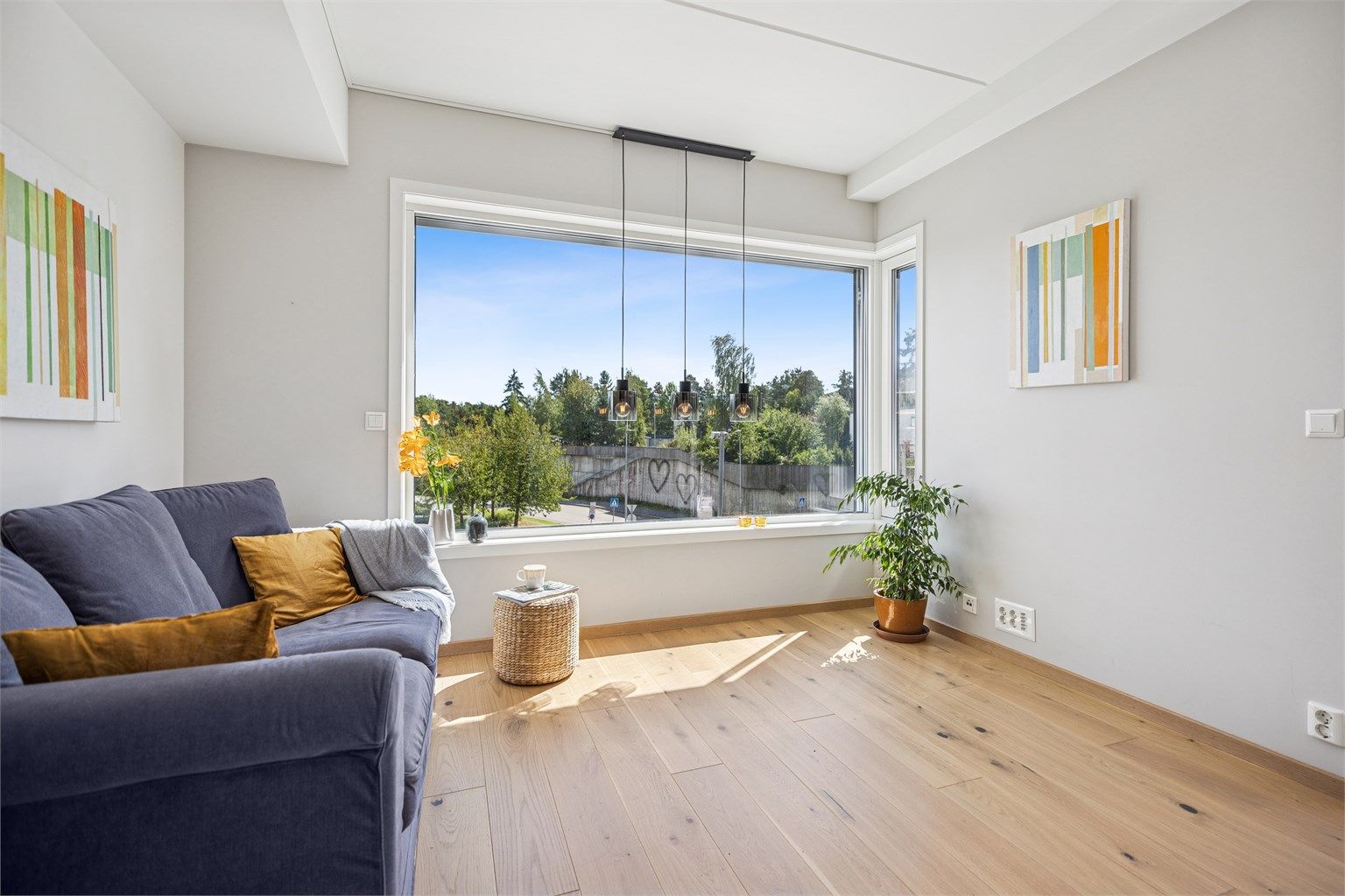 Stuen er innredet i lyse farger og har store vindusflater samt lekkert parkettgulv. Rommet byr på gode møbleringsmuligheter, slik at du kan skape din perfekte oppholdsplass.