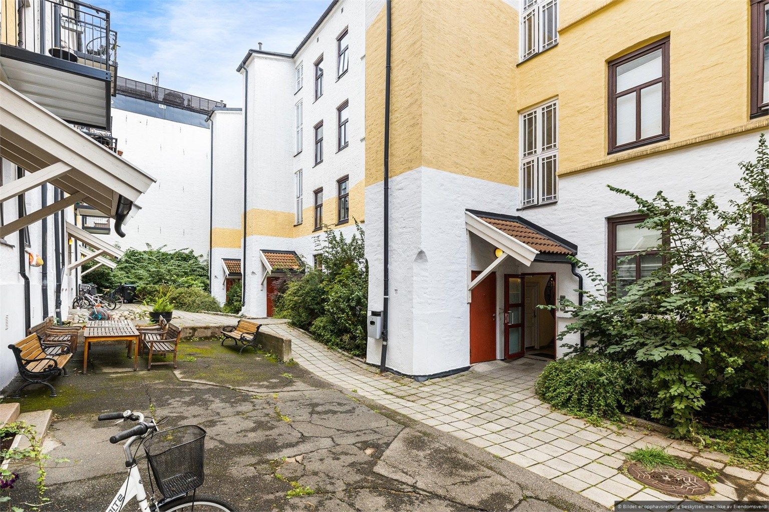 Adkomst til leiligheten via felles, avlåst portrom og oppgang fra bakgården.