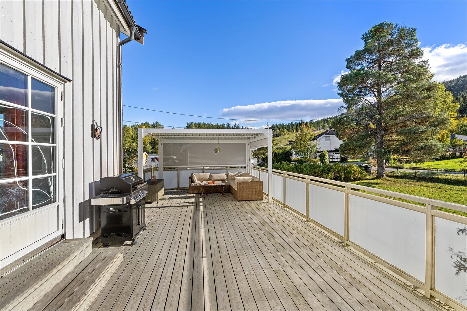 Sørvestvendt terrasse med gode solforhold. Balkongdøren blir byttet ut før visning.