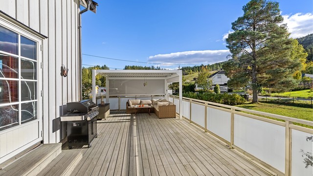 Sørvestvendt terrasse med gode solforhold. Balkongdøren blir byttet ut før visning.