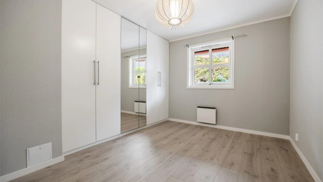 Leiligheten har et soverom, praktisk plassert ved entréen.