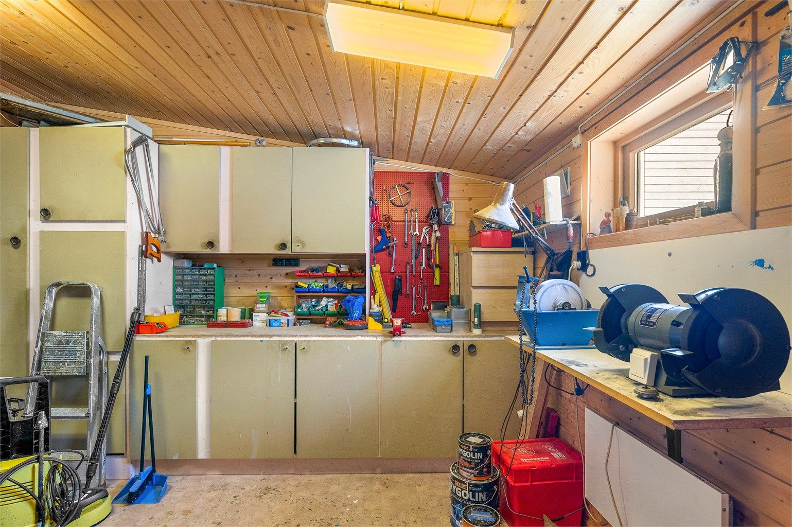 Boligen har videre tre romslige boder og grovkjeller på til sammen 46 kvm med gode lagringsmuligheter. 