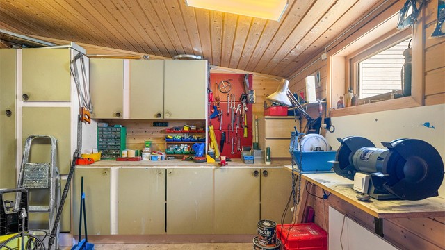 Boligen har videre tre romslige boder og grovkjeller på til sammen 46 kvm med gode lagringsmuligheter.