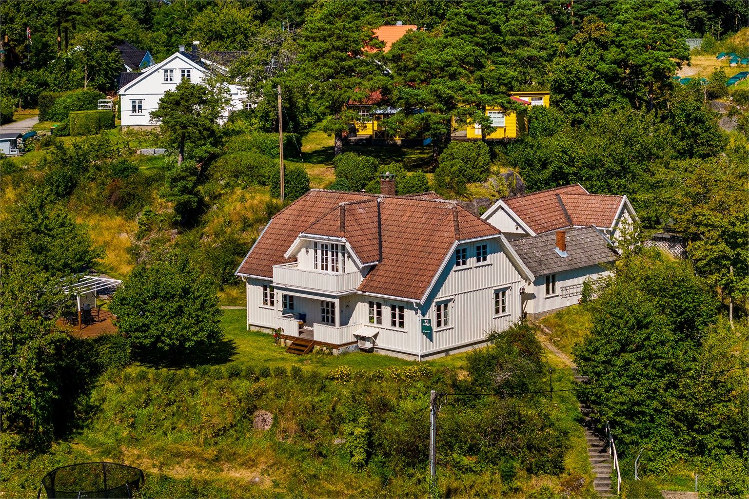 Enebolig og garasje er bygget i 1990.