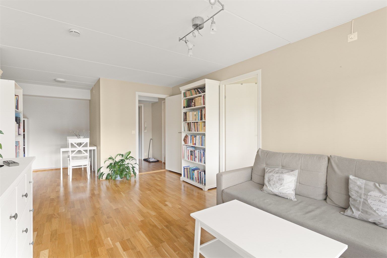 Stuen er av god størrelse og kan enkelt innredes med en hyggelig sofagruppe og tilhørende salongbord. 