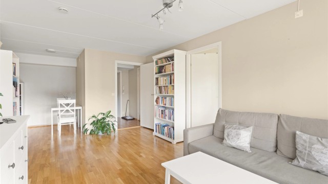 Stuen er av god størrelse og kan enkelt innredes med en hyggelig sofagruppe og tilhørende salongbord.