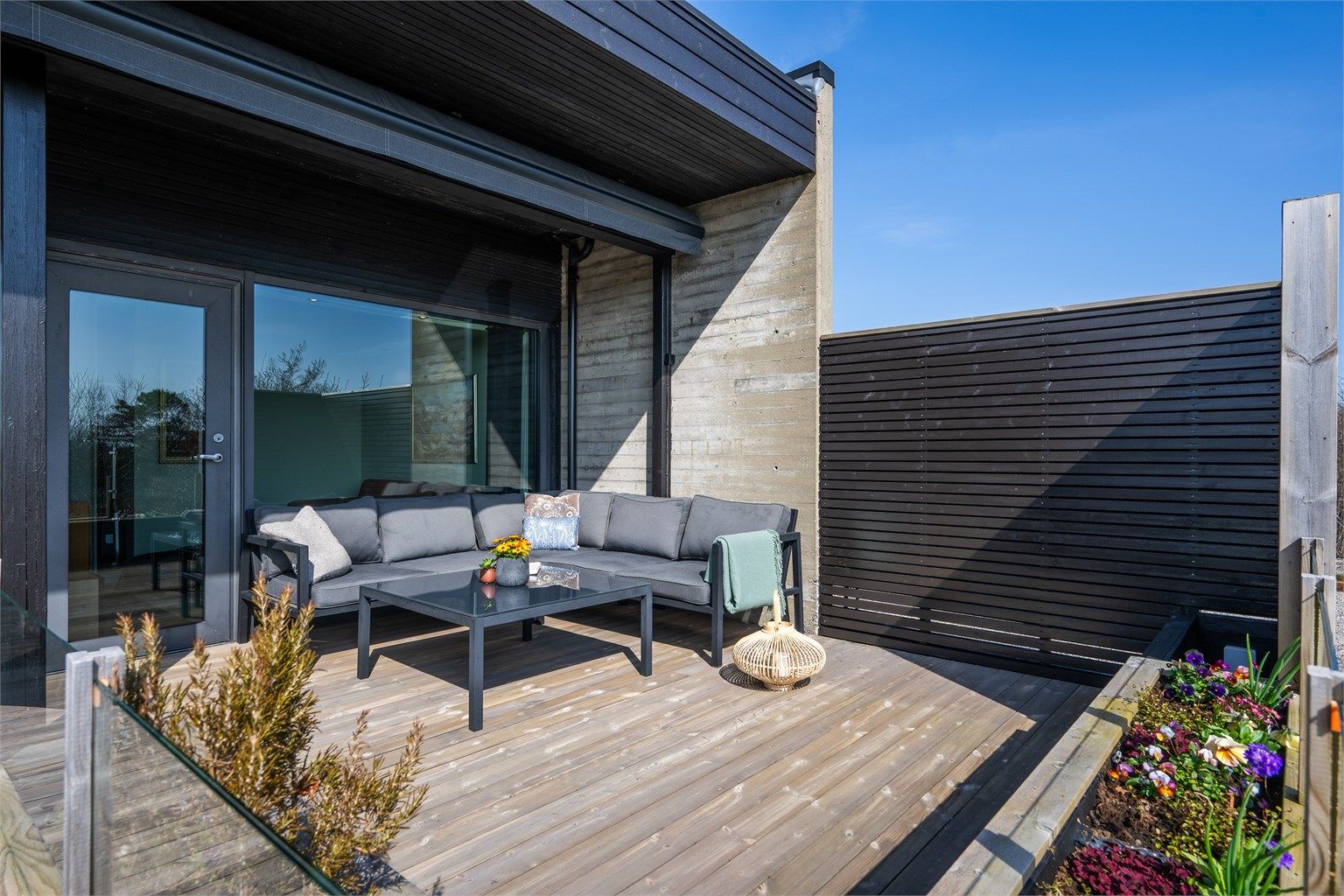 Denne delen av terrassen har adkomst fra et av soverommene i første etasje.