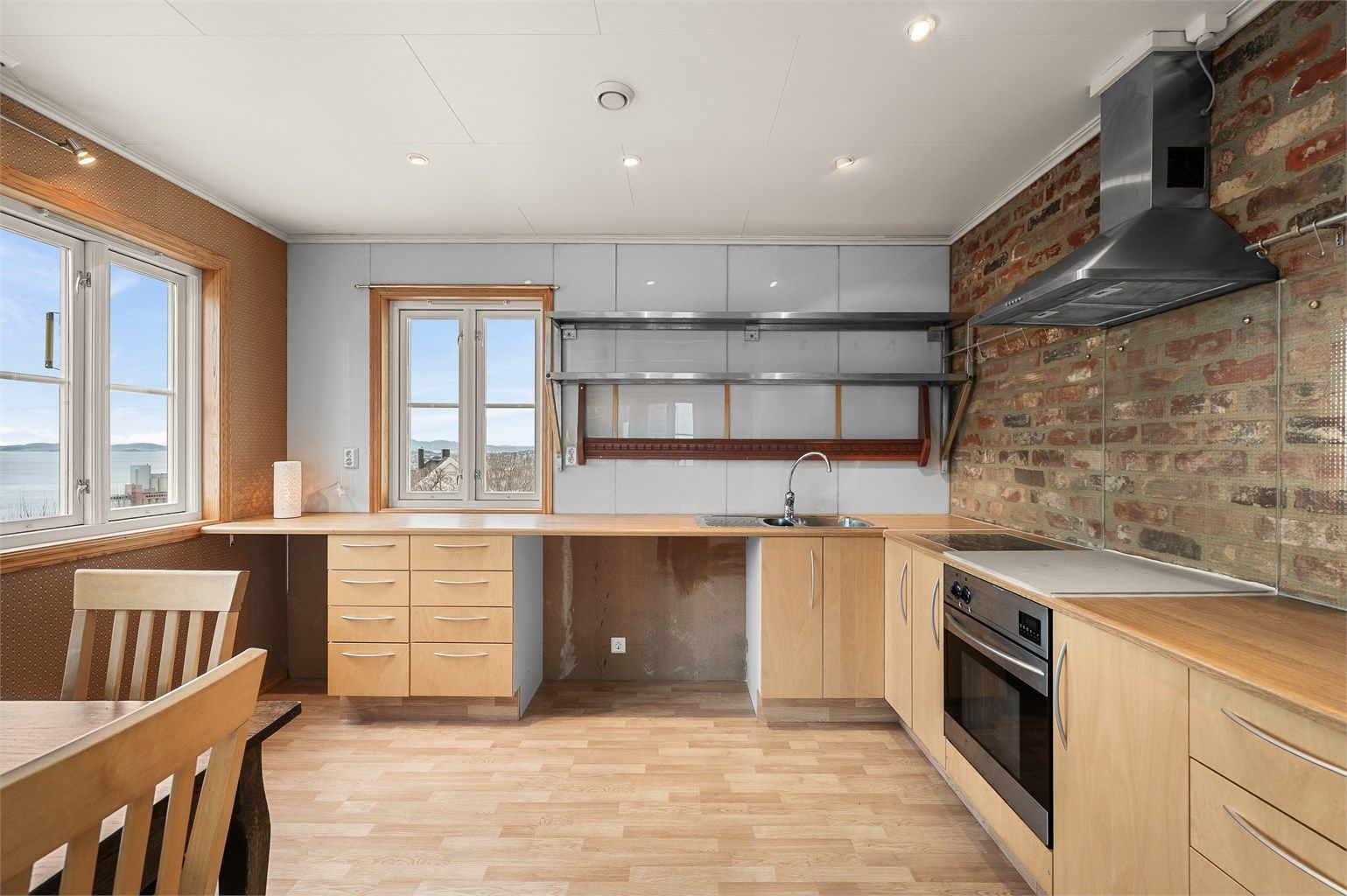 Kjøkkeninnredningen byr på rikelig med arbeidsflate og oppbevaring, med en praktisk utforming som gjør rommet funksjonelt i det daglige.